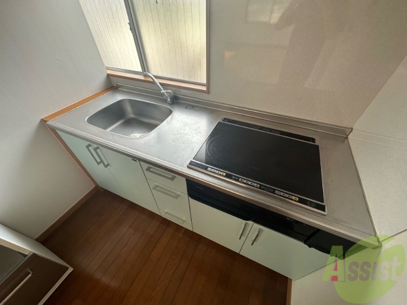 キッチン　３口ＩＨコンロも設置されていて、調理スペースも広いですね。