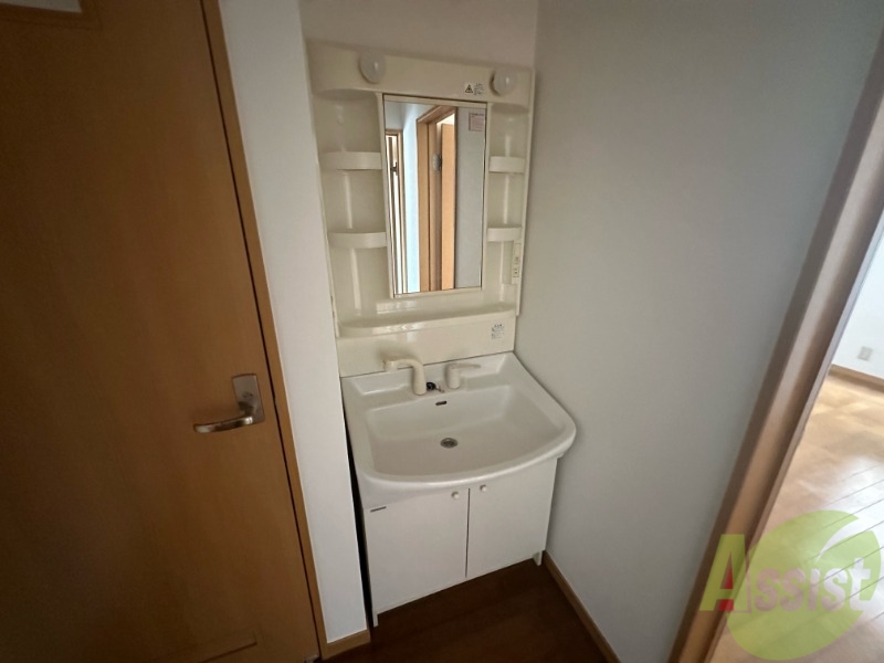 洗面設備　洗面化粧台も独立しており、洗面台の棚も利便性がありますね。