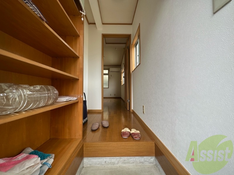 玄関　玄関から各居室へスムーズに行けそうですね。