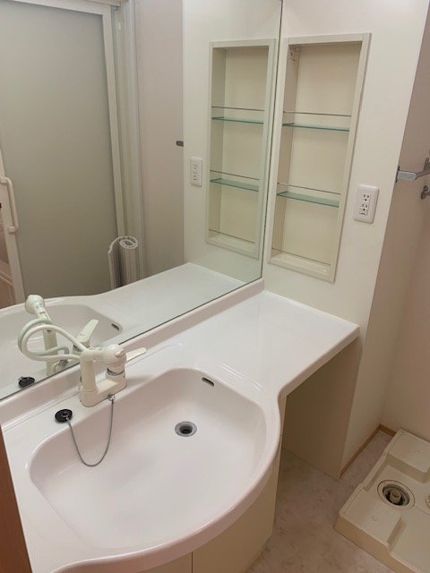 洗面設備　鏡の大きいカウンタータイプの洗髪洗面化粧台