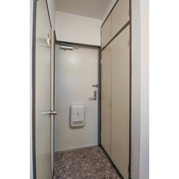玄関　同じ建物の別のお部屋