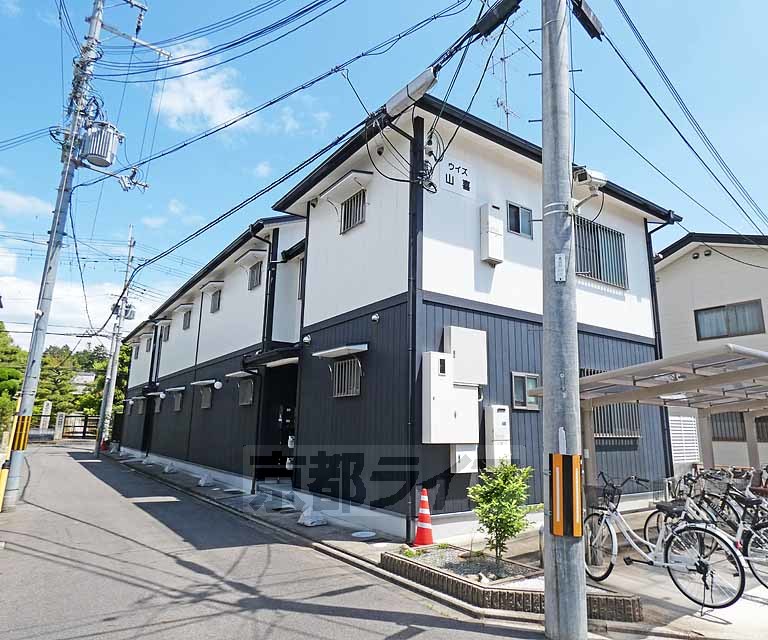 京都市北区等持院中町のアパートの建物外観