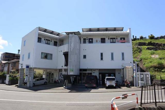 三島市萩のマンションの建物外観