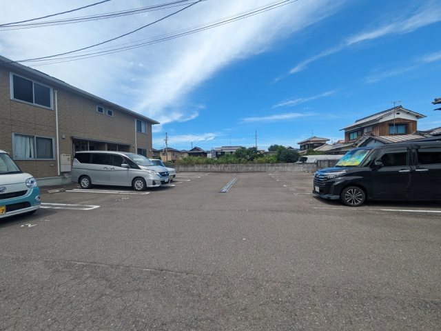 【松山市馬木町のアパートの駐車場】