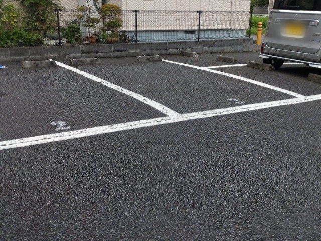 【横浜市泉区岡津町のアパートの駐車場】