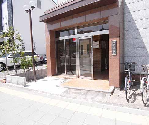 【京都市伏見区桃山羽柴長吉東町のマンションのエントランス】