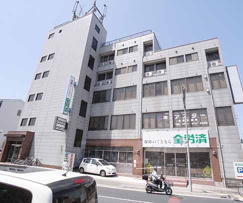 京都市伏見区桃山羽柴長吉東町のマンションの建物外観