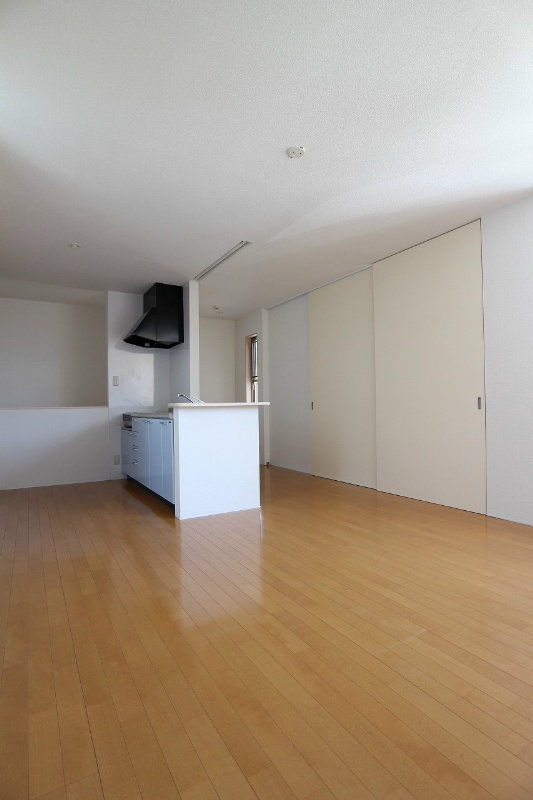 居室・リビング　※参照※【別号室の写真です】広々とした１３帖のリビングです。