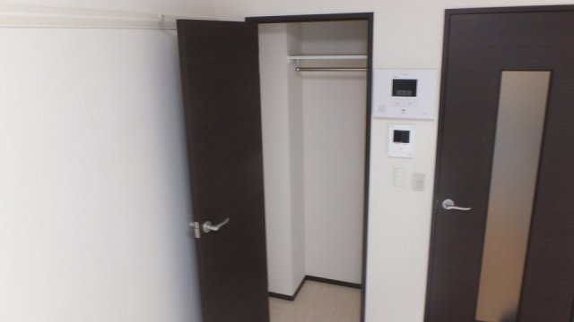 収納　コートも掛けられるクローゼットです。