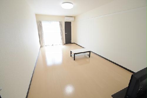 居室・リビング　備品や設備仕様は号室等により異なります。現地をご確認ください