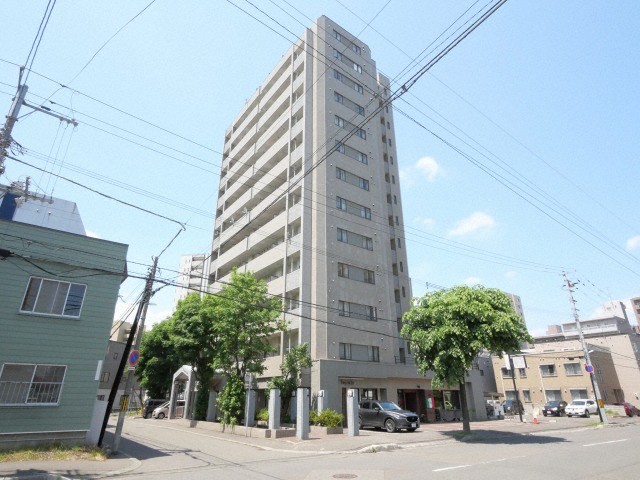 札幌市中央区北六条西のマンションの建物外観