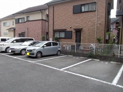 【生駒市東菜畑のマンションの駐車場】