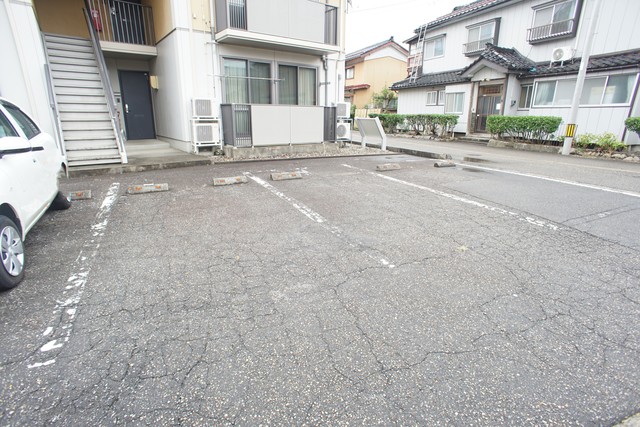 【ファミールメゾン　Aの駐車場】