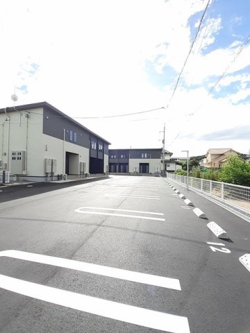 【井原市西江原町のアパートの駐車場】