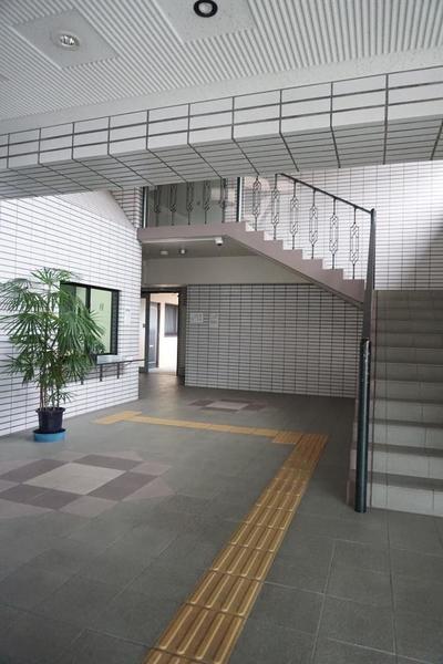 【郡山市小原田のマンションのロビー】