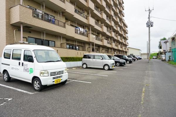 【郡山市小原田のマンションの駐車場】