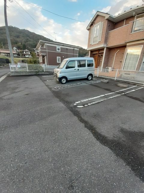 【安芸高田市八千代町上根のアパートの駐車場】