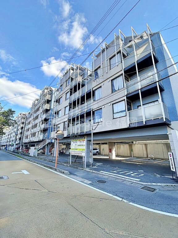 【福岡市早良区西新のマンションの建物外観】