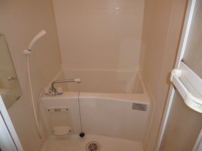 バス・シャワールーム　コンパクトで使いやすいお風呂です