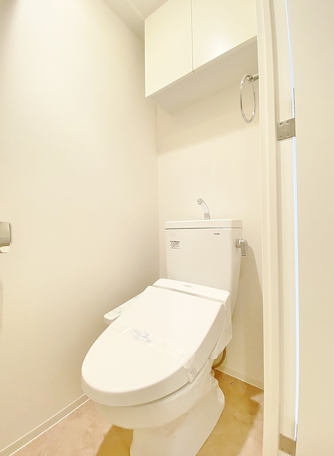 トイレ　トイレ収納・暖房便座付きシャワートイレ
