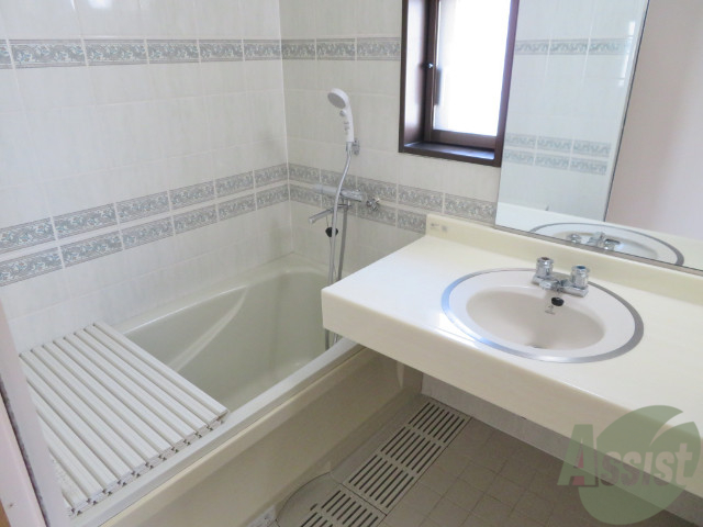 バス・シャワールーム　シンプルなお風呂で一日の疲れを癒せますね。