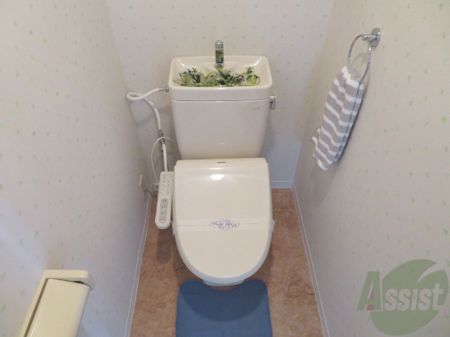 トイレ　シンプルなトイレは清潔感があり、居心地の良い空間ですね。