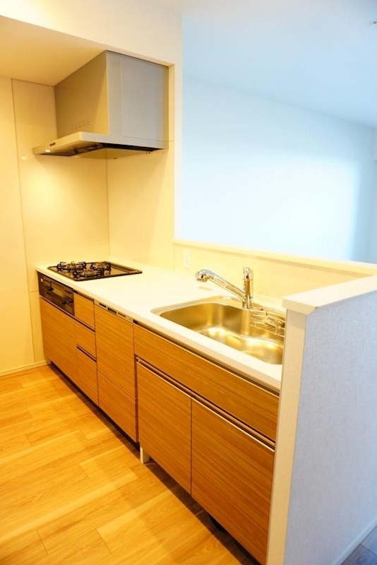 キッチン　３口ガスコンロ付システムキッチンでお料理ラクラク