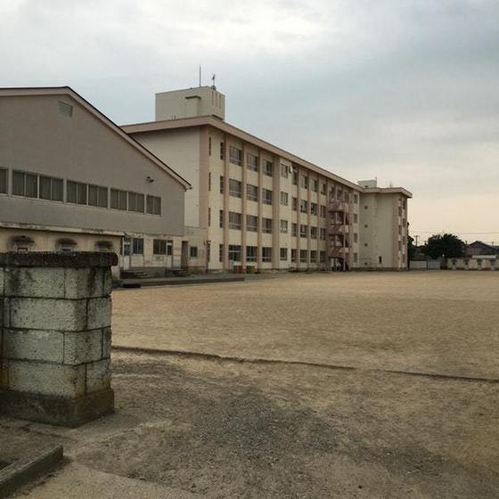 中学校　北部中学校（中学校）まで690m