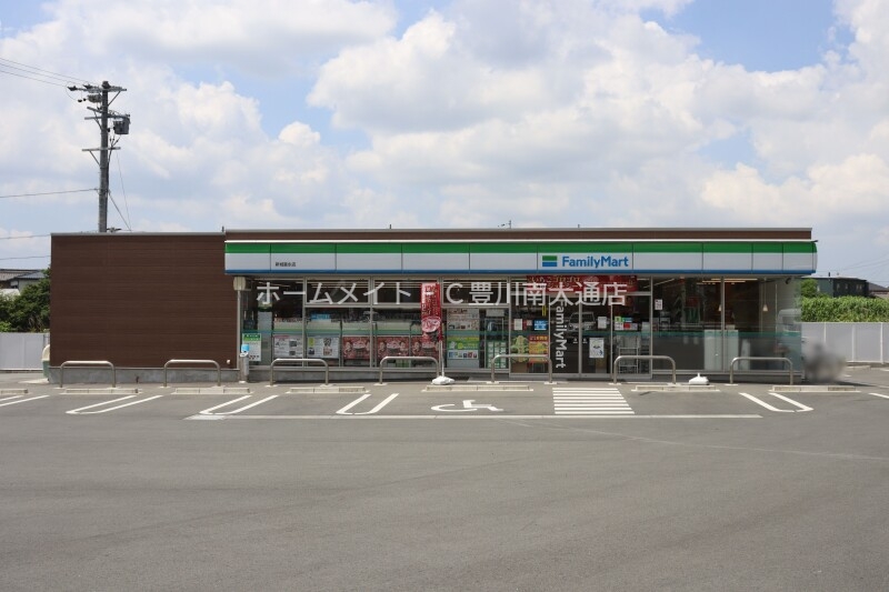 コンビニ　ファミリーマート新城富永店（コンビニ）まで745m
