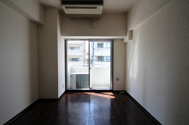 居室・リビング　同物件別室です。