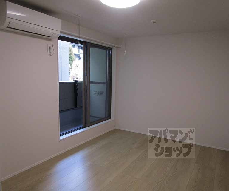 居室・リビング　１０５号室の写真です。