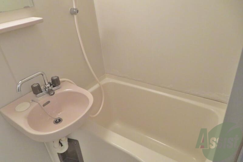 バス・シャワールーム　お風呂は浴槽が広くゆったり浸ってられそうです。