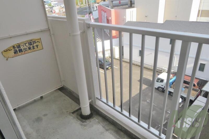 バルコニー　バルコニーも広々で洗濯物も干しやすい。