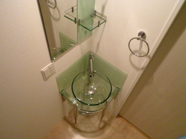 洗面設備　オシャレな洗面台です。