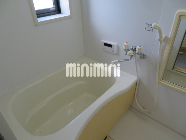 バス・シャワールーム　広い収納スペース。