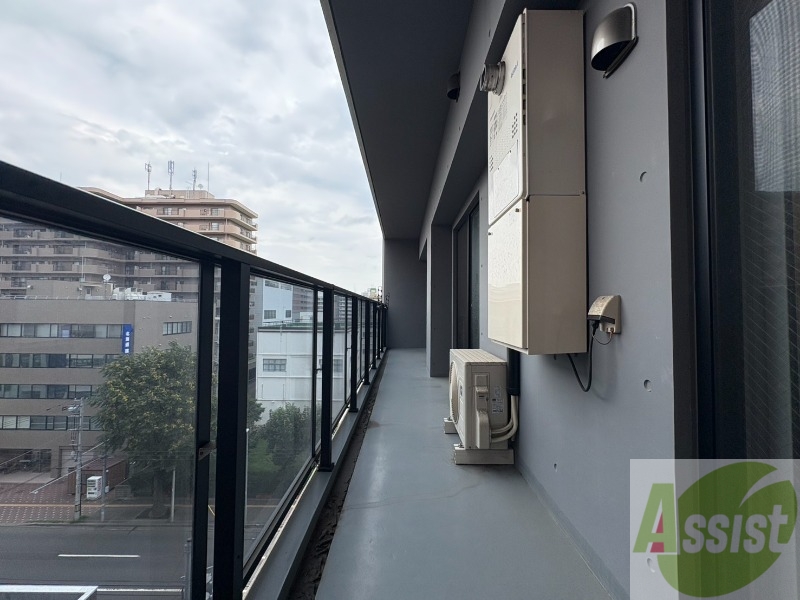 バルコニー　バルコニーは幅があり、広い印象を受けました。