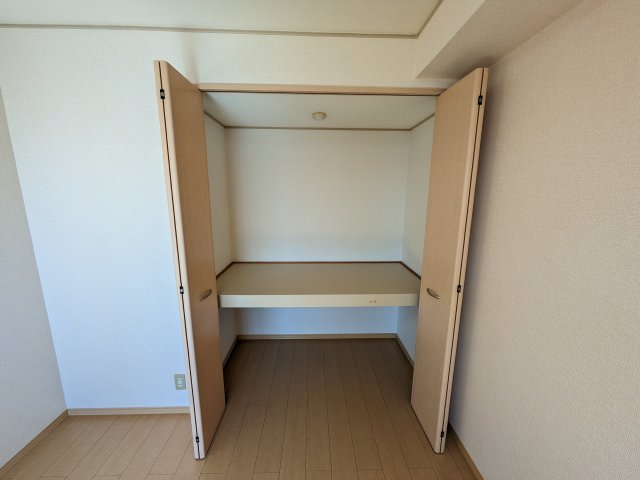 収納　キッチン吊戸棚