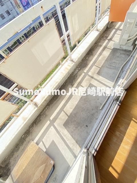 バルコニー　暖かな日差しのふりそそぐバルコニー