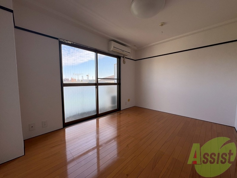 居室・リビング　こちらは６帖の洋室になります。日当たり良好ですね。