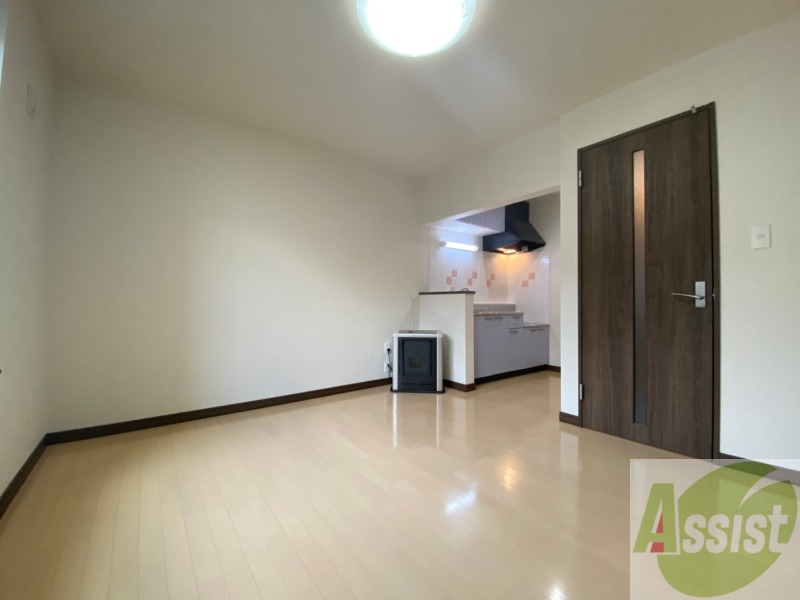 居室・リビング　木目のフローリングは落ち着きのある印象のお部屋になりますね。