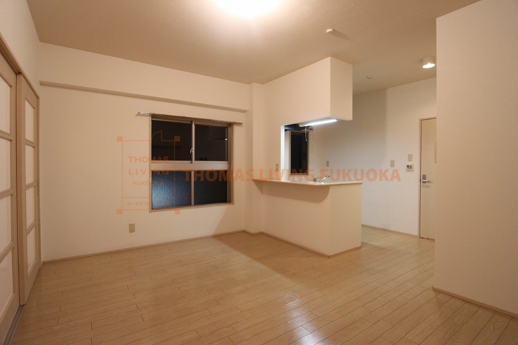 居室・リビング　角部屋で窓もあり、日当たり良好です。