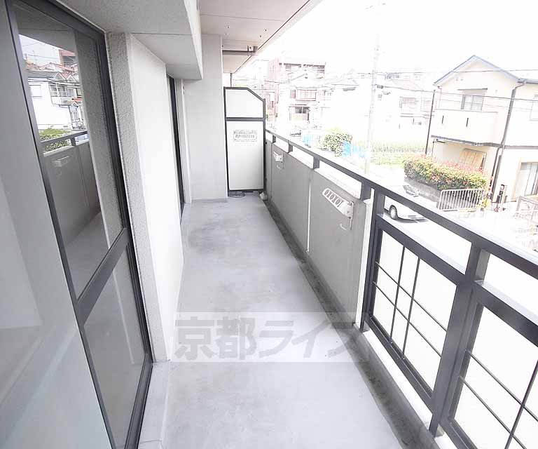 バルコニー　スペースに余裕がありますね。