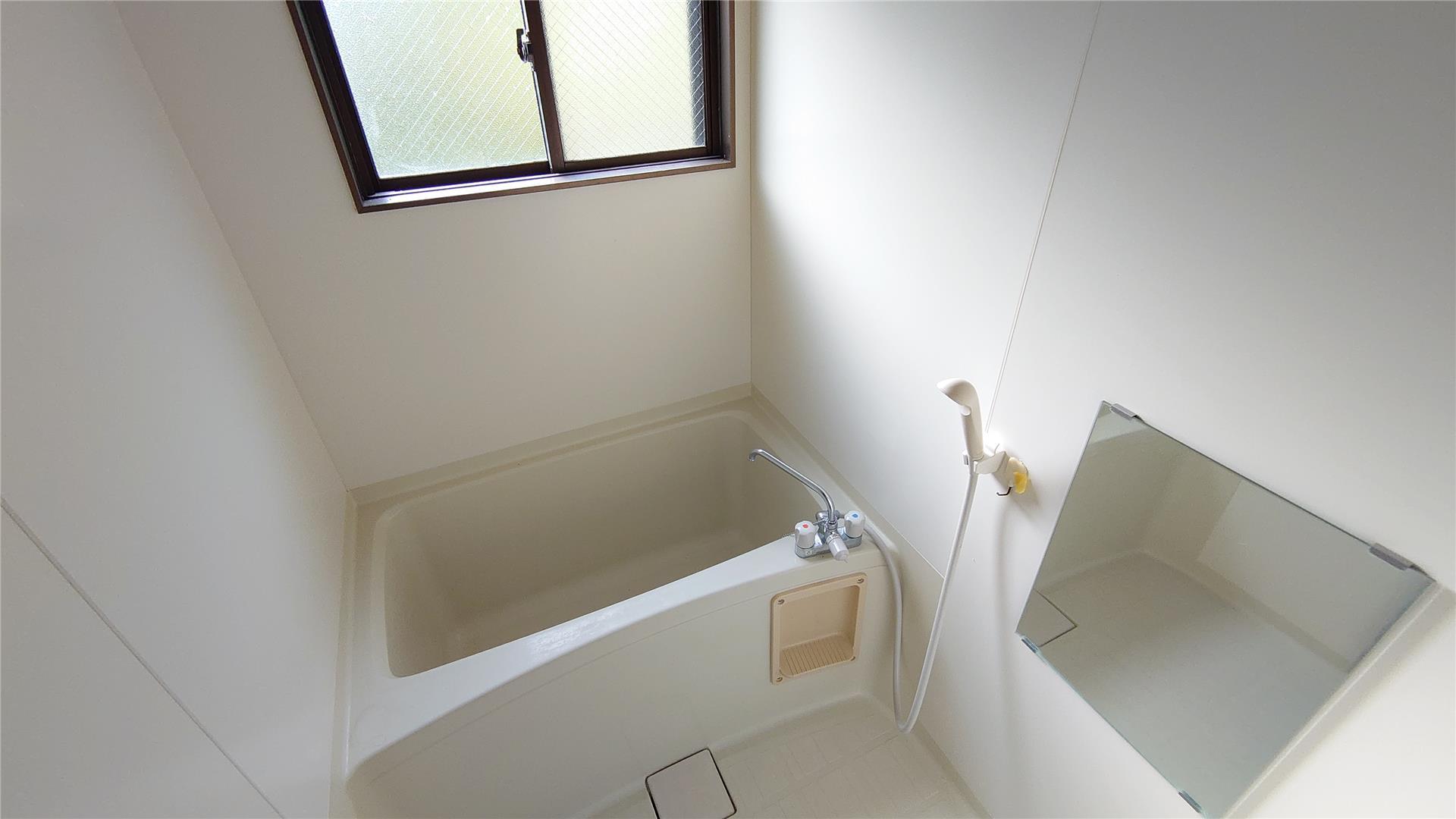 バス・シャワールーム　窓がありしっかり換気のできるバスルーム♪