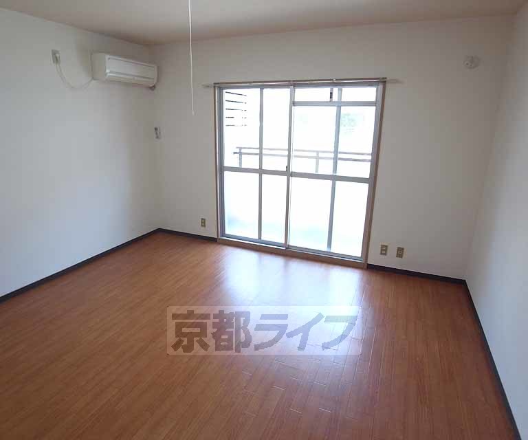 居室・リビング　１０帖の広い洋室です