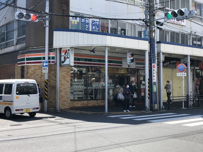 コンビニ　セブンイレブン（コンビニ）まで811m