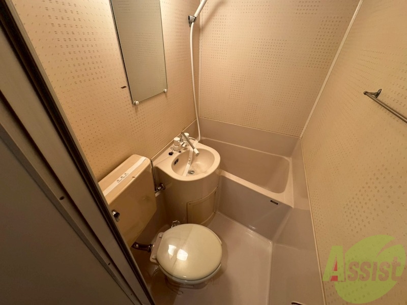 バス・シャワールーム　こちらはお風呂。一日の疲れをここで癒してください。