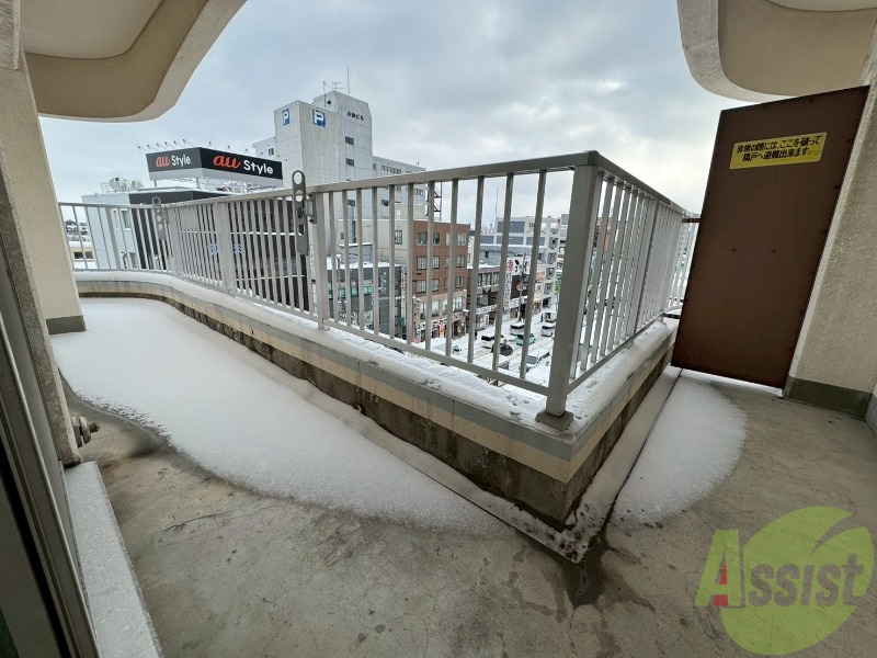 バルコニー　こちらはバルコニー。洗濯物が干せるようになっています。