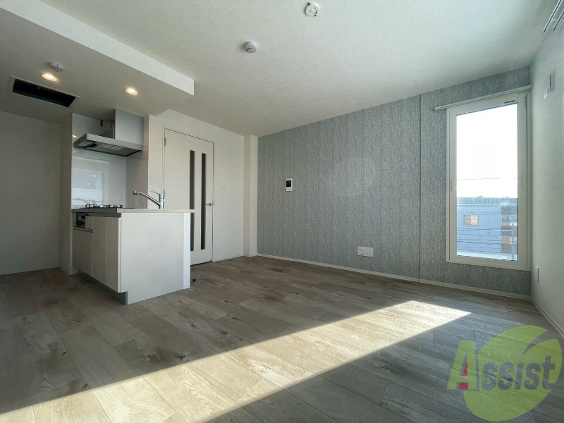 居室・リビング　木目のフローリングは落ち着きのある印象のお部屋になりますね。