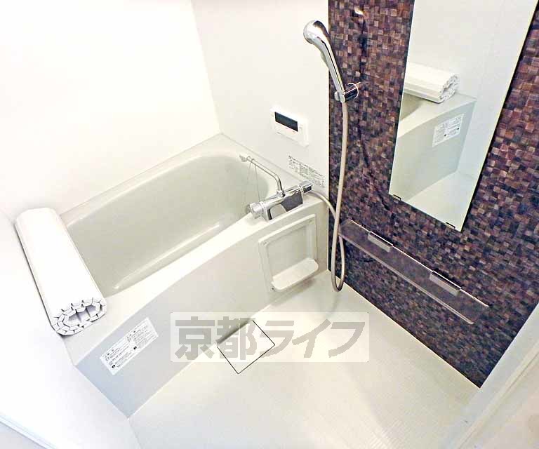 バス・シャワールーム　広々とした浴室です。