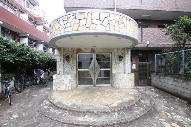 エントランス　重厚感のあるエントランス